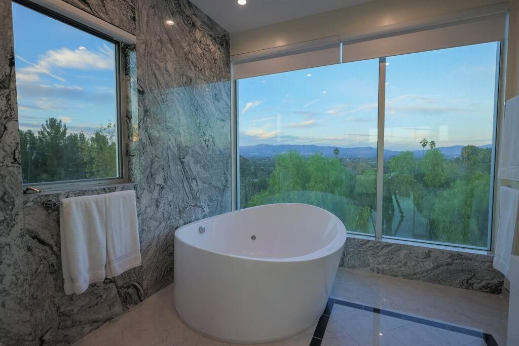 Beautiful Brand New Mansion Estate Holiday home *