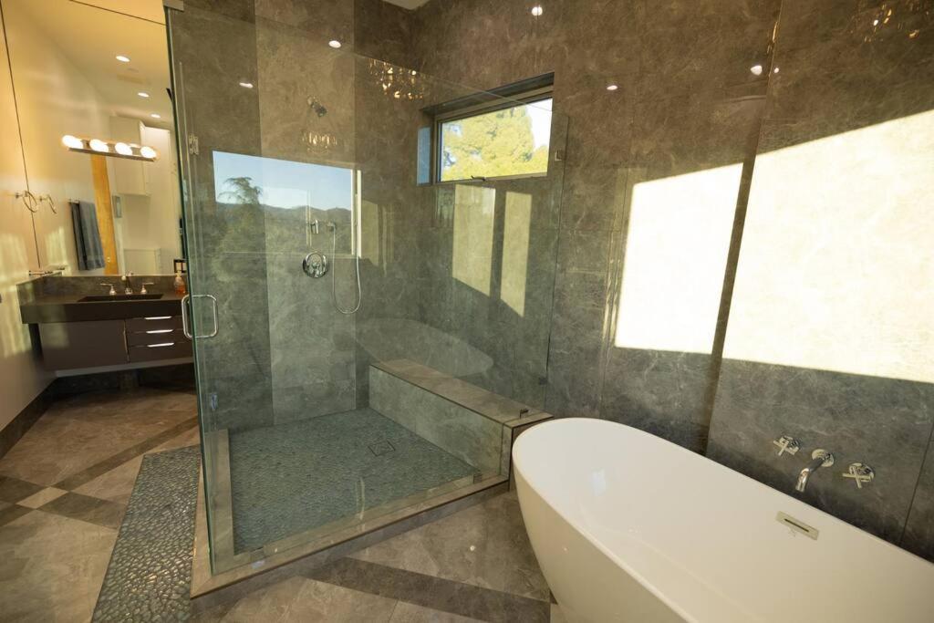 Beautiful Brand New Mansion Estate Holiday home Los Angeles